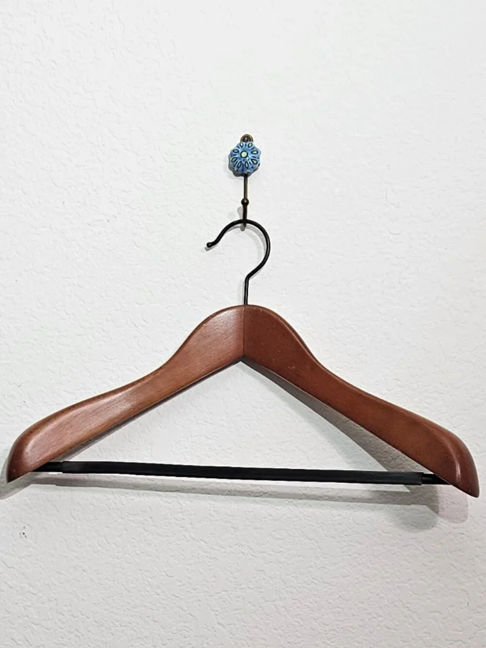 Hefty Hanger wtih Wide Shoulders, Non Slip Pants Bar
